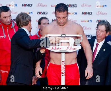 Amburgo, Germania. Xiv Nov, 2014. Pugili Kubrat Pulew sorge sulle scale per la pesa ad Amburgo, Germania, 14 novembre 2014. Il 15 novembre 2014, WBO e WBA Superchampion Klitschko dovrà difendere la sua IBF e IBO pesanti titolo di campione del mondo contro la Bulgaria Pulew ad Amburgo. Foto: DANIEL BOCKWOLDT/dpa/Alamy Live News Foto Stock