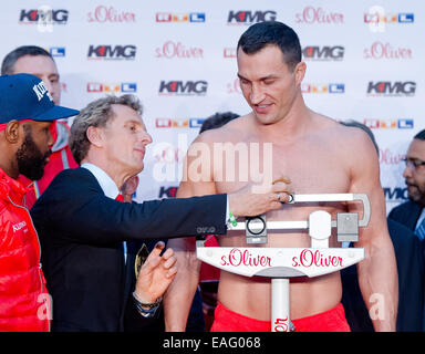 Amburgo, Germania. Xiv Nov, 2014. Pugili Wladimir Klitschko si erge sulle scale per la pesa ad Amburgo, Germania, 14 novembre 2014. Il 15 novembre 2014, WBO e WBA Superchampion Klitschko dovrà difendere la sua IBF e IBO pesanti titolo di campione del mondo contro la Bulgaria Pulew ad Amburgo. Foto: DANIEL BOCKWOLDT/dpa/Alamy Live News Foto Stock