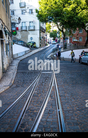 Strada di Alfama, Lisbona, Portogallo Foto Stock