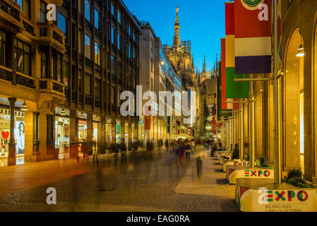 Corso Vittorio Emanuele con il Duomo nella distanza di notte, Milano, Lombardia, Italia Foto Stock