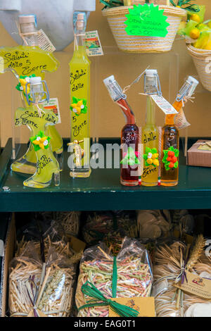 Limoncello bottiglie in vendita in un negozio di Vernazza, Cinque Terre Liguria, Italia Foto Stock