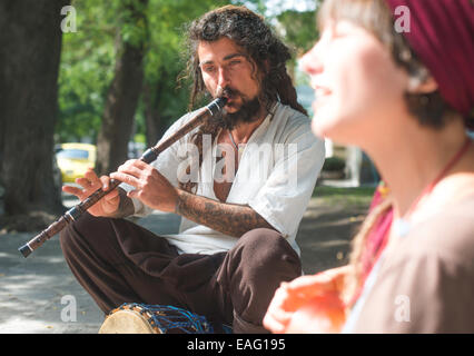 Musicisti di strada suonando e cantando. Giornata di sole Foto Stock