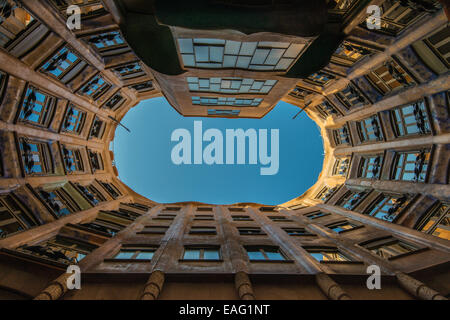 Vista dal basso del cortile interno della Casa Mila o La Pedrera, Barcellona, in Catalogna, Spagna Foto Stock