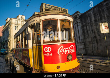 Il Tram n. 28 in Rua do Limoeiro, Lisbona, Portogallo Foto Stock