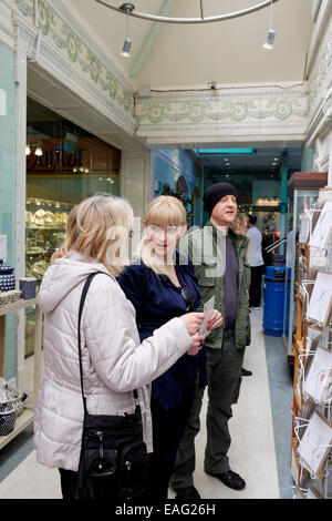 People shopping in the Cavendish Arcade precinct Derbyshire Buxton Peak District Inghilterra Foto Stock