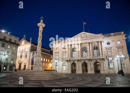 La City Hall e la gogna presso la Piazza Municipale, Praca do Municipio, Lisbona, Portogallo Foto Stock