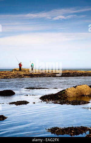 I pescatori si preparano a scacciare in Filey Brigg, Yorkshire Foto Stock