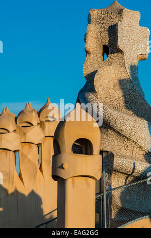 Camini o torri di ventilazione sul tetto di Casa Mila o La Pedrera, Barcellona, in Catalogna, Spagna Foto Stock