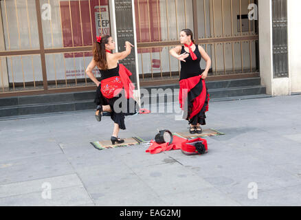 Donne flamenco dancers street musicista di strada nella zona centrale di Seville, Spagna Foto Stock