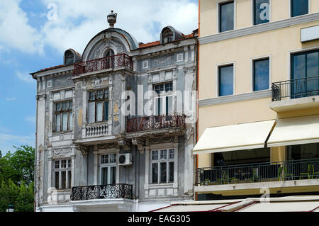 Vecchia casa con facciata interessante. Deve essere ristrutturare. Città di Plovdiv, Bulgaria Foto Stock