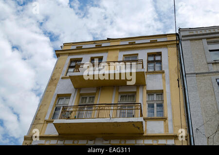 Vecchia casa con facciata interessante.ornamento metallico recinzione di balcone e gesso figura della parete. Deve essere ristrutturare. Foto Stock