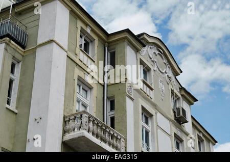 Vecchia casa con facciata interessante.ornamento metallico recinzione di balcone e gesso figura della parete. Deve essere ristrutturare. Foto Stock