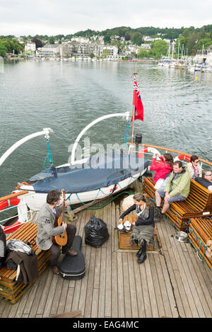 Lago di Windermere, Cumbria Inghilterra - Giugno 9, 2014: Persone in Teal nave al Parco Nazionale del Distretto dei Laghi nel lago di Windermere, Cumbria Foto Stock