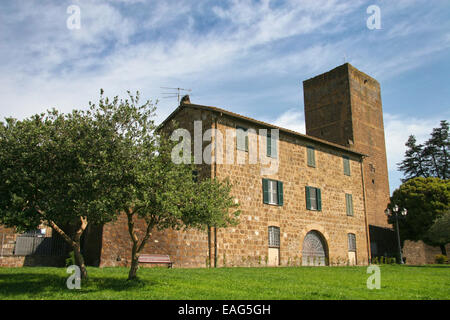 Edificio tradizionale in "Il Poggio" (collina), il quartiere occidentale di Tuscania, Viterbo, regione Lazio, Italia. Foto Stock