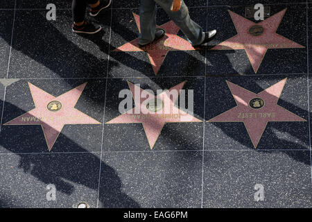 La gente a piedi su stelle sulla Hollywood Walk of Fame Foto Stock