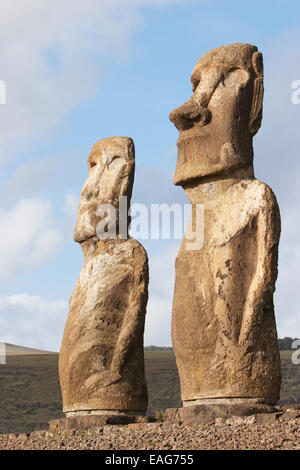 Moais da diversi periodi, restaurata da archeologo Claudio Cristino, a Ahu Tongariki, Rapa Nui (l'Isola di Pasqua), Cile Foto Stock