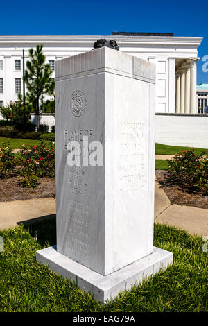 La fiamma della libertà sul prato fuori l'Alabama State Capitol Building a Montgomery in onore dei veterani di guerra Foto Stock