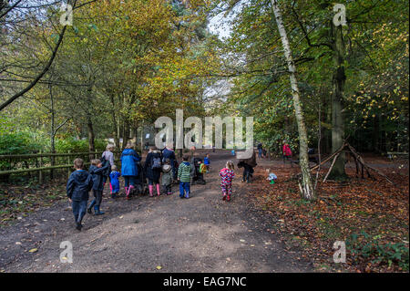 Le madri e i loro figli si godono una passeggiata attraverso Thorndon Woods nell'Essex, nel Regno Unito. Foto Stock