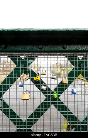 Romanticismo - lucchetti a sinistra su una York ponte ferroviario recinto, simbolico di un impegno a favore di una romantica relazione amorosa. Foto Stock