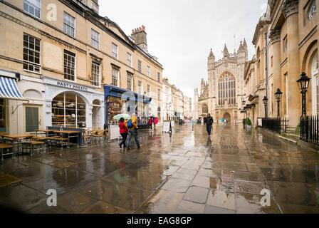 BATH, Regno Unito - 4 giugno 014:Gli amanti dello shopping a piedi lungo una pioggia inzuppato street nel recentemente risviluppata Southgate quartiere commerciale. Foto Stock