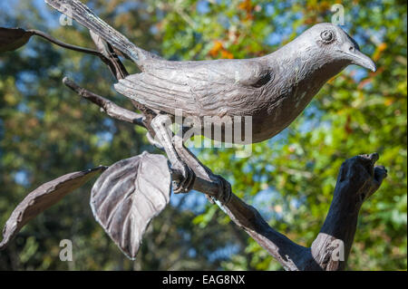 Scultura in bronzo nel giardino botanico del Callanwolde fine Arts Center di Atlanta, Georgia. (USA) Foto Stock