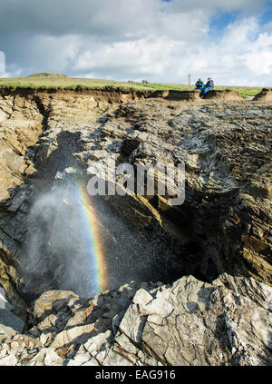 Nebulizzazione emergente da un foro di sfiato sul Porth Island in Newquay, Cornwall. Foto Stock