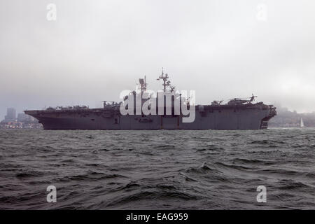 La Wasp-classe assalto anfibio nave USS Makin Island (LHD-8) sulla Baia di San Francisco nel mese di ottobre del 2012. Foto Stock