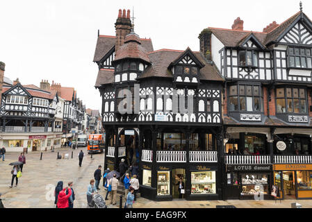 CHESTER, Regno Unito - 9 giugno 2014: Chester Shopping righe sono famosi a livello internazionale per la sua Restaurati o conservati architec medievale Foto Stock