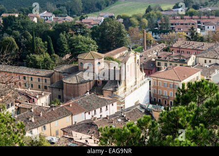 Una nebbia vista sul paese medioevale borgo di Brisighella in Emilia Romagna, Italia, dalla Fortezza medievale di veneziani Foto Stock