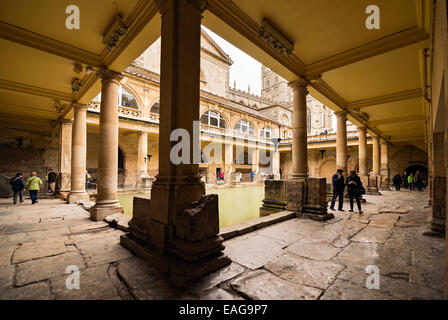 BATH, Regno Unito - 4 giugno 2014: una vista di turisti camminare intorno alla piscina principale presso le Terme Romane a Bath, Inghilterra. Con B Foto Stock