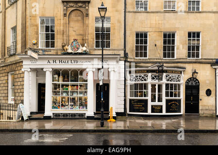 BATH, Regno Unito - 4 giugno 014: Una pioggia inzuppato street nel recentemente risviluppata Southgate quartiere commerciale. Foto Stock