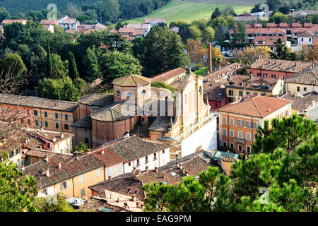 Una nebbia vista sul paese medioevale borgo di Brisighella in Emilia Romagna, Italia, dalla Fortezza medievale di veneziani Foto Stock