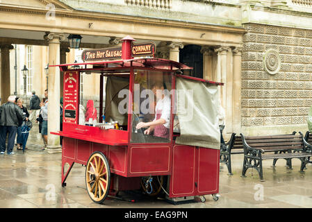 BATH, Regno Unito - 4 giugno 2014: la salsiccia calda Azienda nel centro di Bath, Inghilterra. Un venditore di attesa per i clienti a venire Foto Stock