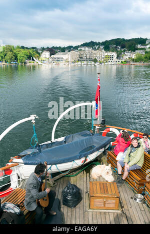 Lago di Windermere, Cumbria Inghilterra - Giugno 9, 2014: Persone in Teal nave al Parco Nazionale del Distretto dei Laghi nel lago di Windermere, Cumbria Foto Stock