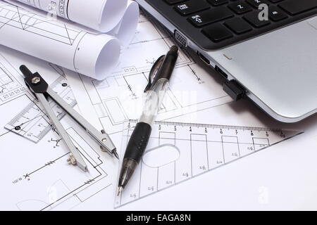 Rotoli di schemi elettrici, disegni di costruzione della casa, accessori per disegno e laptop, disegni e accessori per t Foto Stock