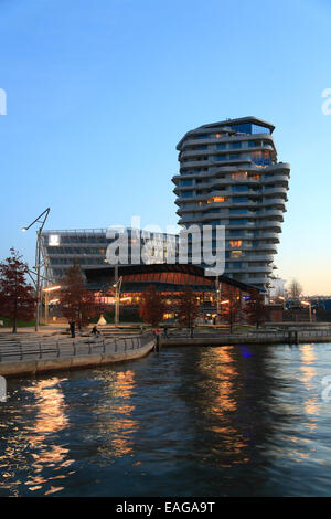 Marco Polo Tower presso il fiume Elba, Hafencity di Amburgo, Germania, Europa Foto Stock