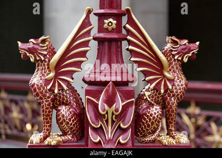 Red Dragons su HOLBORN VIADUCT Bridge London Foto Stock