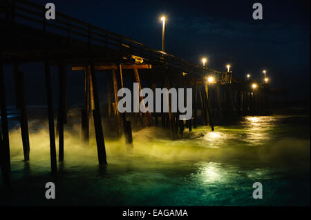 Oceano atlantico di notte la riflessione della luce in acqua Hatteras Foto Stock