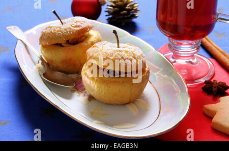 Due mele cotte come dessert natalizio, orizzontale Foto Stock