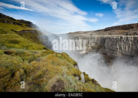 Dettifoss cascata in Islanda sotto un cielo di estate blu con le nuvole. Inquadratura orizzontale Foto Stock