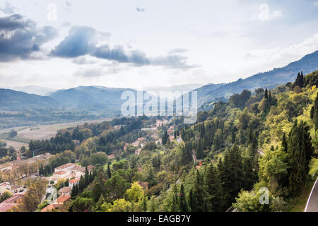 Una nebbia vista sul paese medioevale borgo di Brisighella in Emilia Romagna, Italia, dalla Fortezza medievale di veneziani Foto Stock