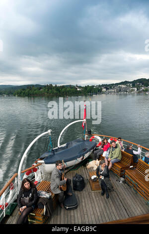 Lago di Windermere, Cumbria Inghilterra - Giugno 9, 2014: Persone in Teal nave al Parco Nazionale del Distretto dei Laghi nel lago di Windermere, Cumbria Foto Stock