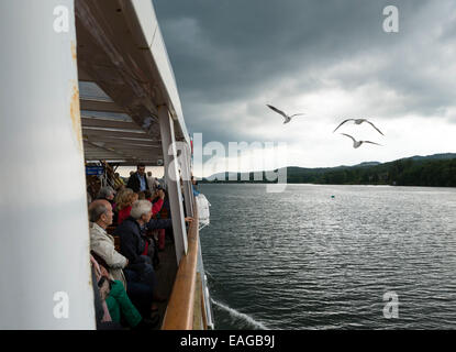 Lago di Windermere, Cumbria Inghilterra - Giugno 9, 2014: Persone in Teal nave al Parco Nazionale del Distretto dei Laghi nel lago di Windermere, Cumbria Foto Stock