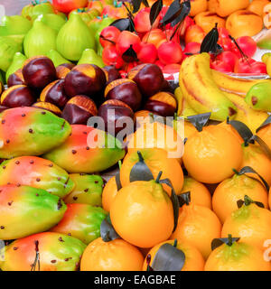 Scelta della lingua italiana pasticceria tipica: molti frutti colorati a forma di cookie sono realizzati con del marzapane e mandorle Foto Stock