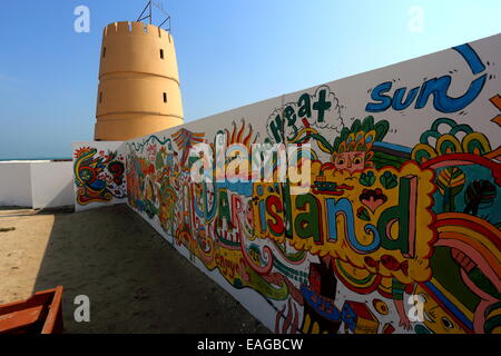 Vista di una parete decorata e la torretta al Al Dar beach resort in una giornata di sole, Regno del Bahrein Foto Stock