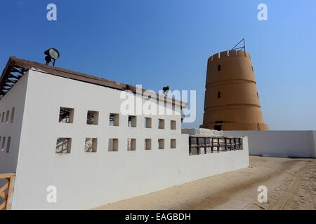 Vista la torretta al Al Dar beach resort in una giornata di sole, Regno del Bahrein Foto Stock