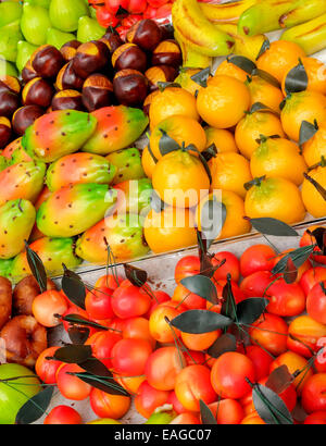 Ampia scelta di frutta di marzapane a forma di caramelle, un prodotto della Sicilia Foto Stock