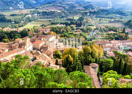 Una nebbia vista sul paese medioevale borgo di Brisighella in Emilia Romagna, Italia, dalla Fortezza medievale di veneziani Foto Stock