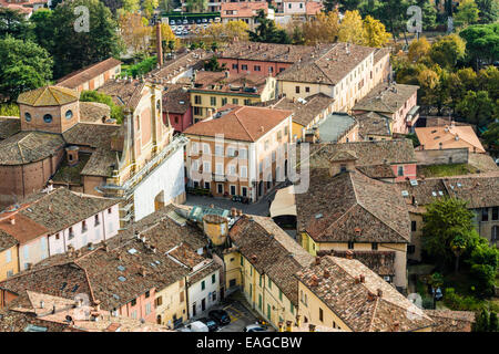 Una nebbia vista sul paese medioevale borgo di Brisighella in Emilia Romagna, Italia, dalla Fortezza medievale di veneziani Foto Stock