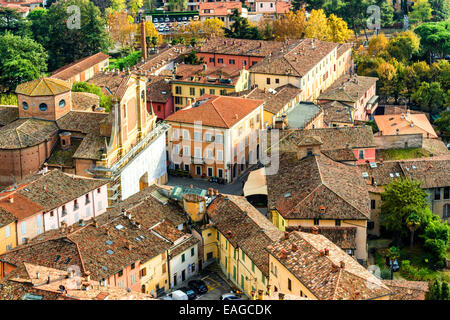 Una nebbia vista sul paese medioevale borgo di Brisighella in Emilia Romagna, Italia, dalla Fortezza medievale di veneziani Foto Stock